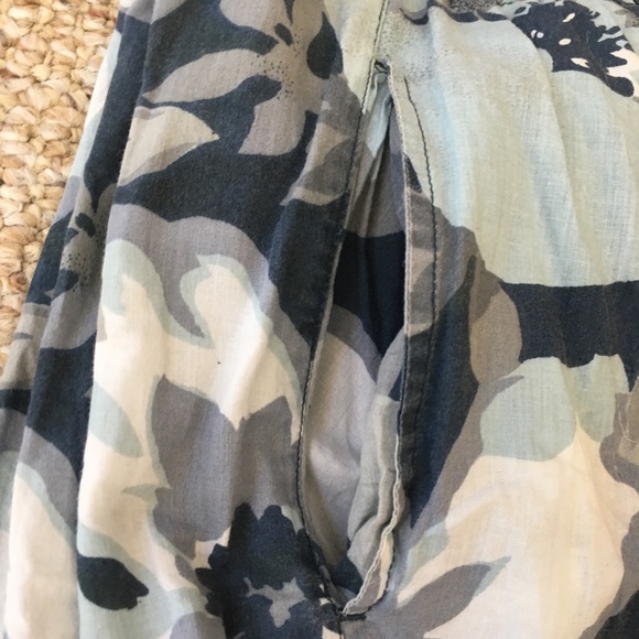 Skirt with blue flowers - Picture 3 of 3